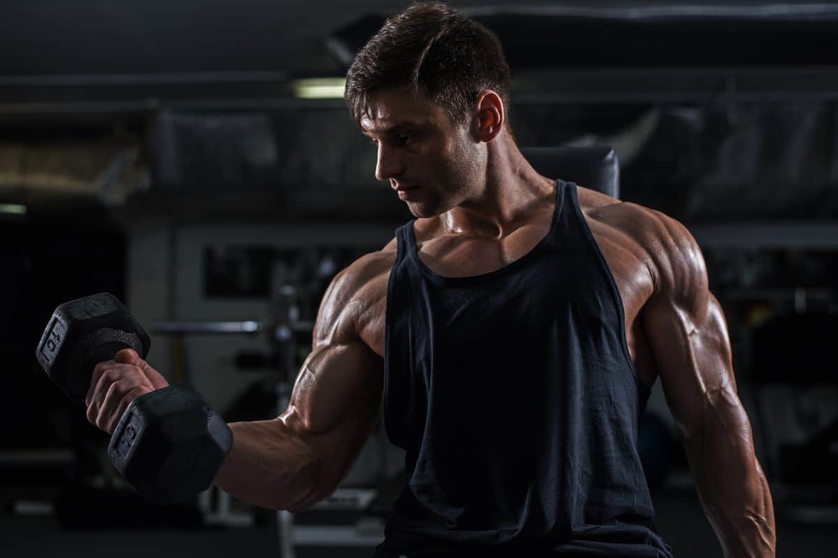 Bodybuilder training with ropes