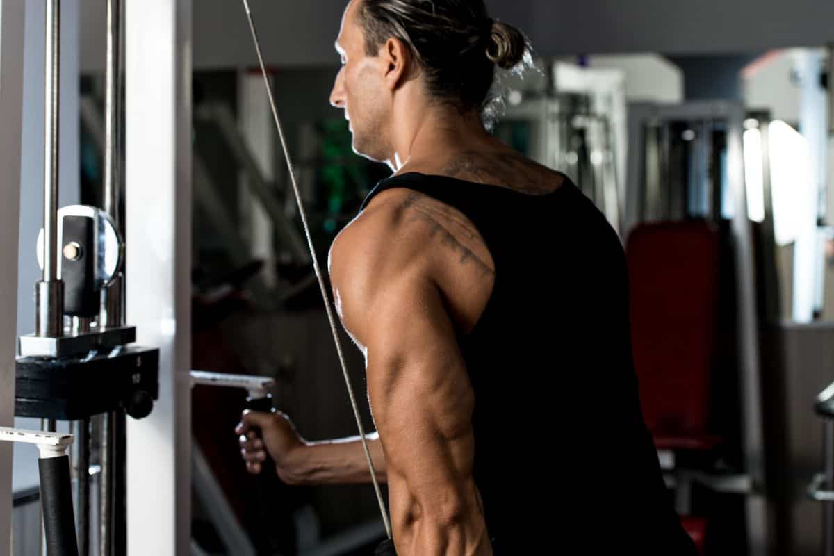 man doing one arm tricep pushdown